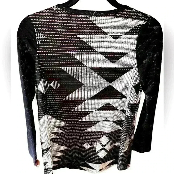 Lularoe XS black‎ & white geometric print long sleeve Lynnae top. NWT. Hi/lo hem - Picture 2 of 10